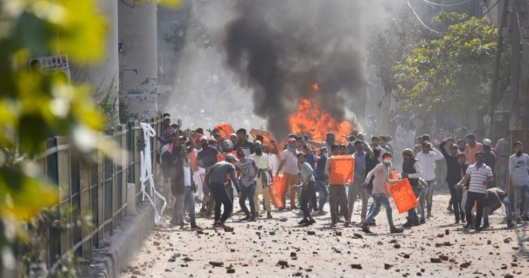 दिल्ली पुलिस को दंगाइयों को देखते ही गोली मारने का आदेश जारी