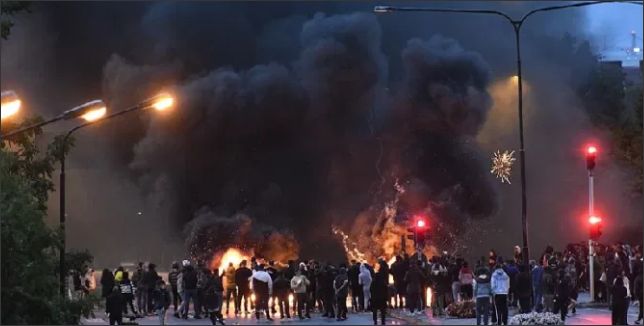 ‘अल्लाह हू अकबर’ नारो के साथ भड़की हिंसा, पुलिस पर पत्थरबाजी और आगजनी के बाद स्वीडन में दहशत