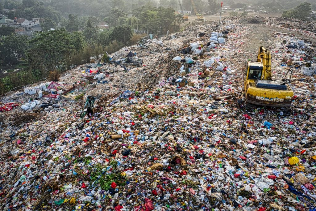 Plastic pollution is a destructive problem,plastic loss and profit, Plastic Harm the Environment, Benefits of Plastic, losses Of Plastic, recycle plastics,